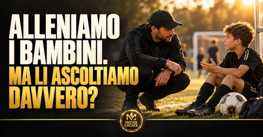 Allenatore con cappello ascolta un giovane calciatore a bordo campo.
